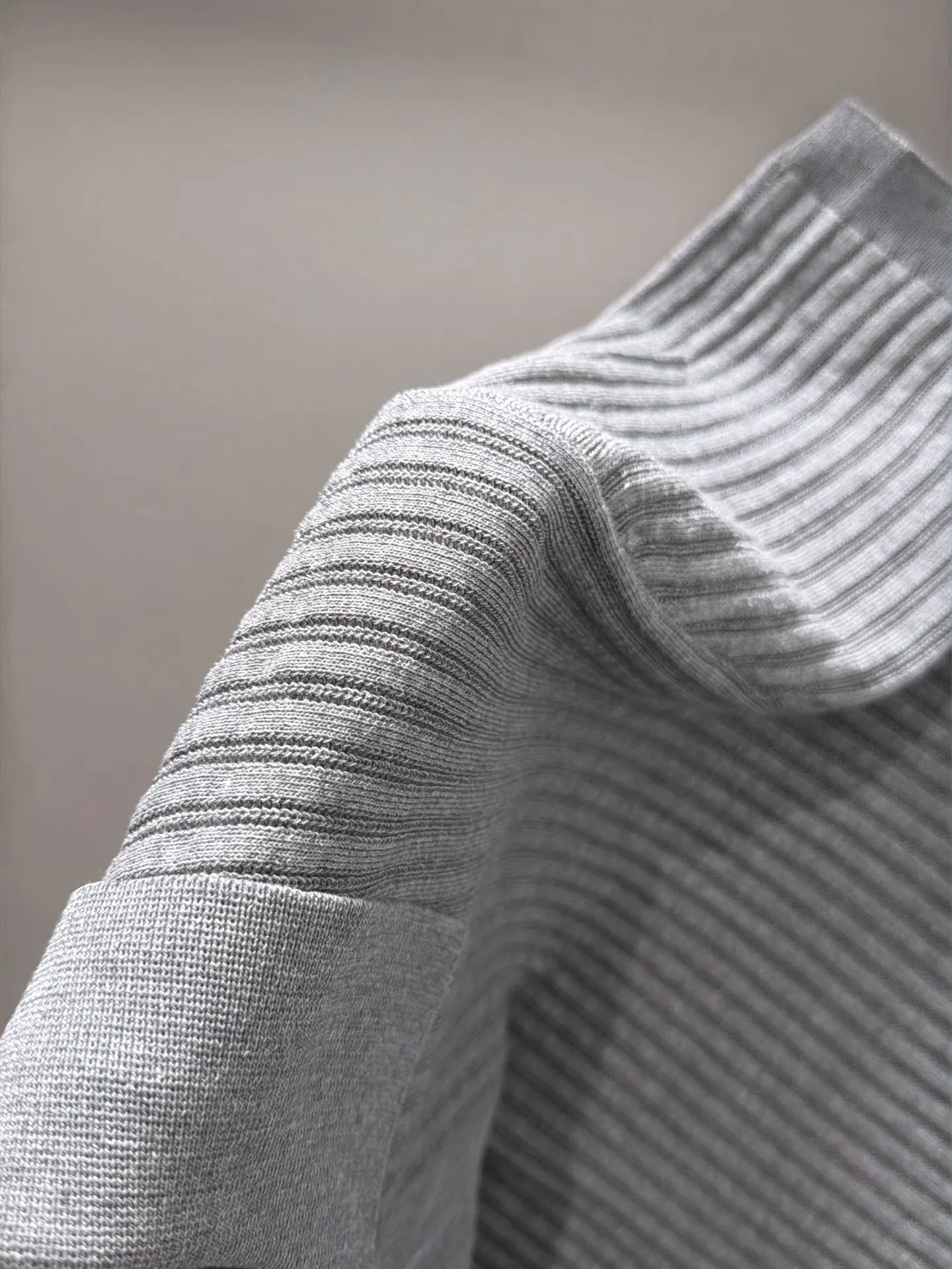 LP high quality Loro Piana 26ss New Arrival men's short-sleeved T-shirt. Made of combed cotton yarn knitted cotton fabric, no pressure when entering and exiting the counter. Exclusive control of raw materials. It feels substantial when weighed, and the upper body is more textured than ordinary T-shirts. This texture can handle the weather easily and is suitable for both hot and cold! Loose fit design, looks noble. The only correct version is available Size: M to 4XL